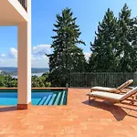 Villa Welcoming With Pool & Views! - Mirella