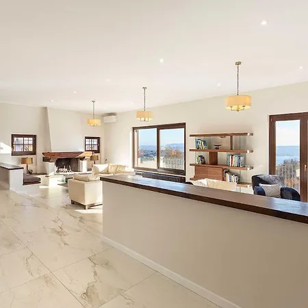 Villa Welcoming With Pool & Views! - Mirella Dagnente